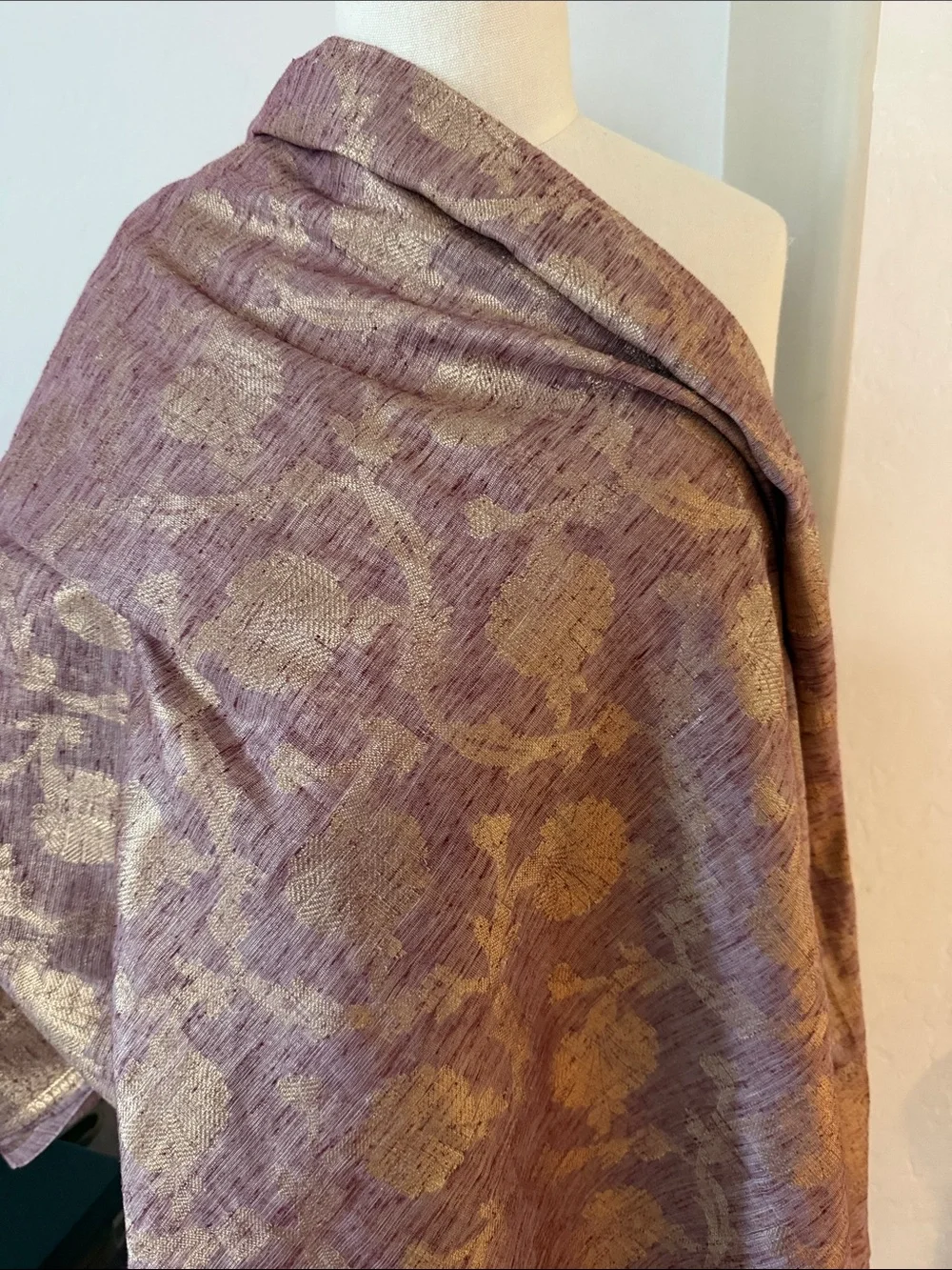 Elegant Banarasi Tissue weave Gold Floral Jacquard Throw in Mauve